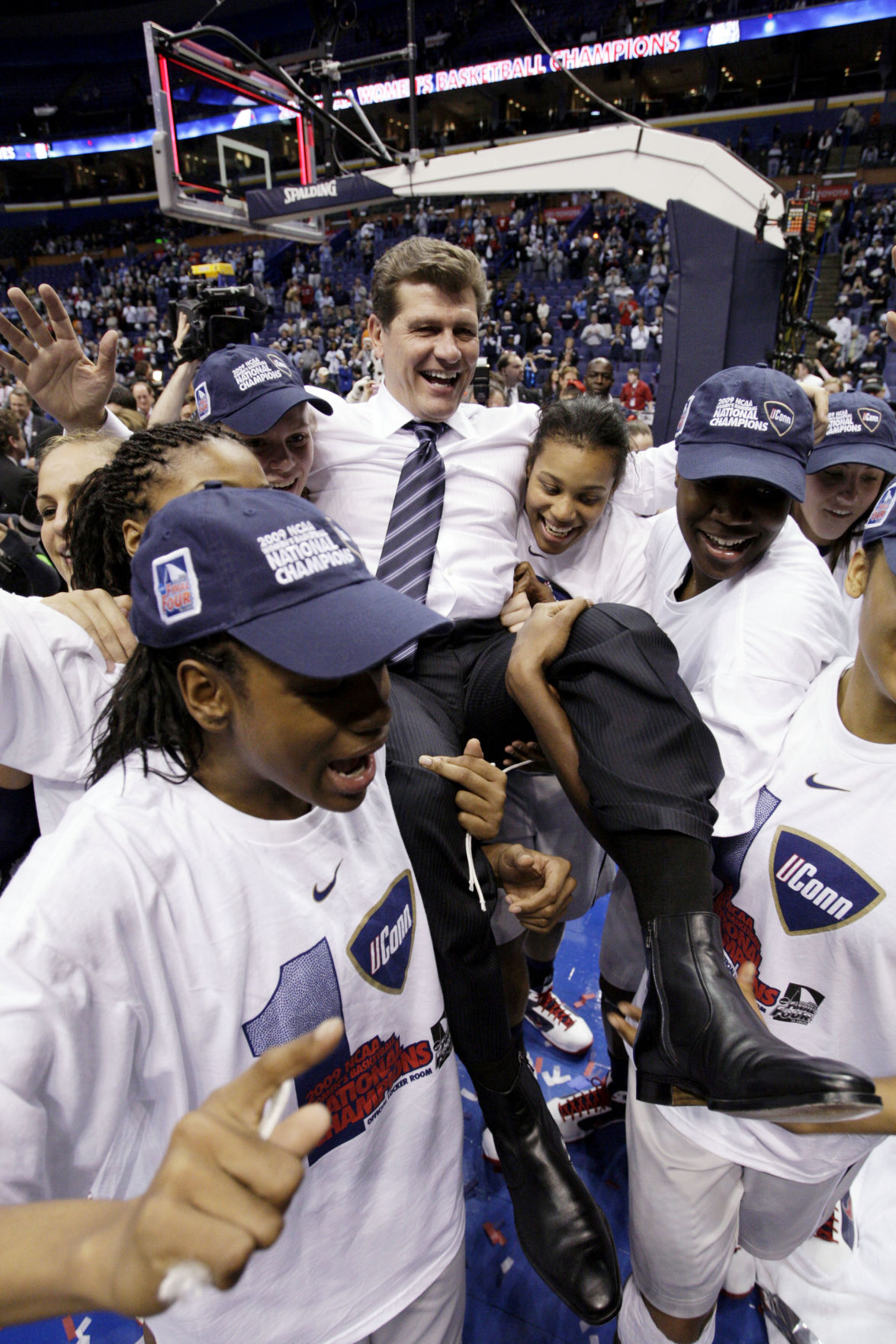 2009: UConn women go 39-0